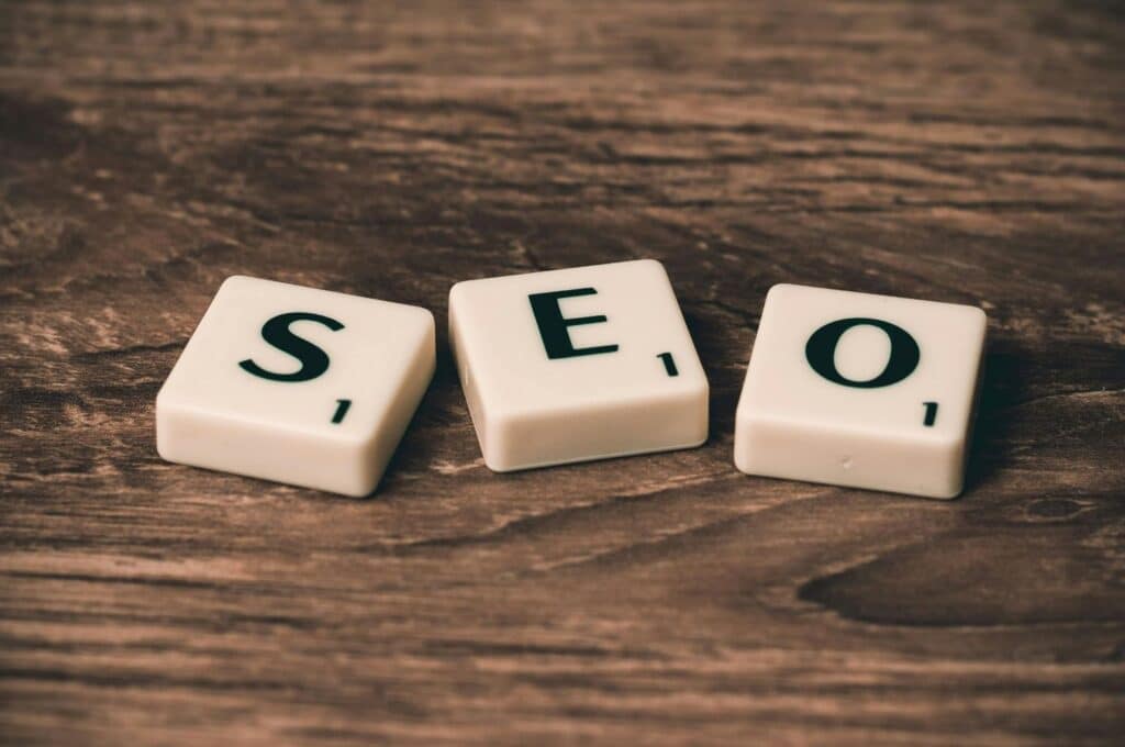 SEO DIY. En la imagen se ve unas fichas de Scrabble con la palabra SEO